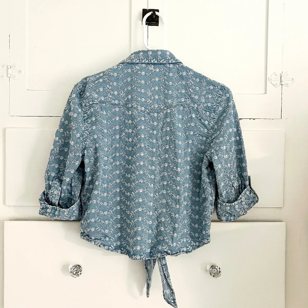 Guess Chambray Eyelet Tie Front Shirt Blue Western Floral Embroidered Top M - Picture 4 of 7